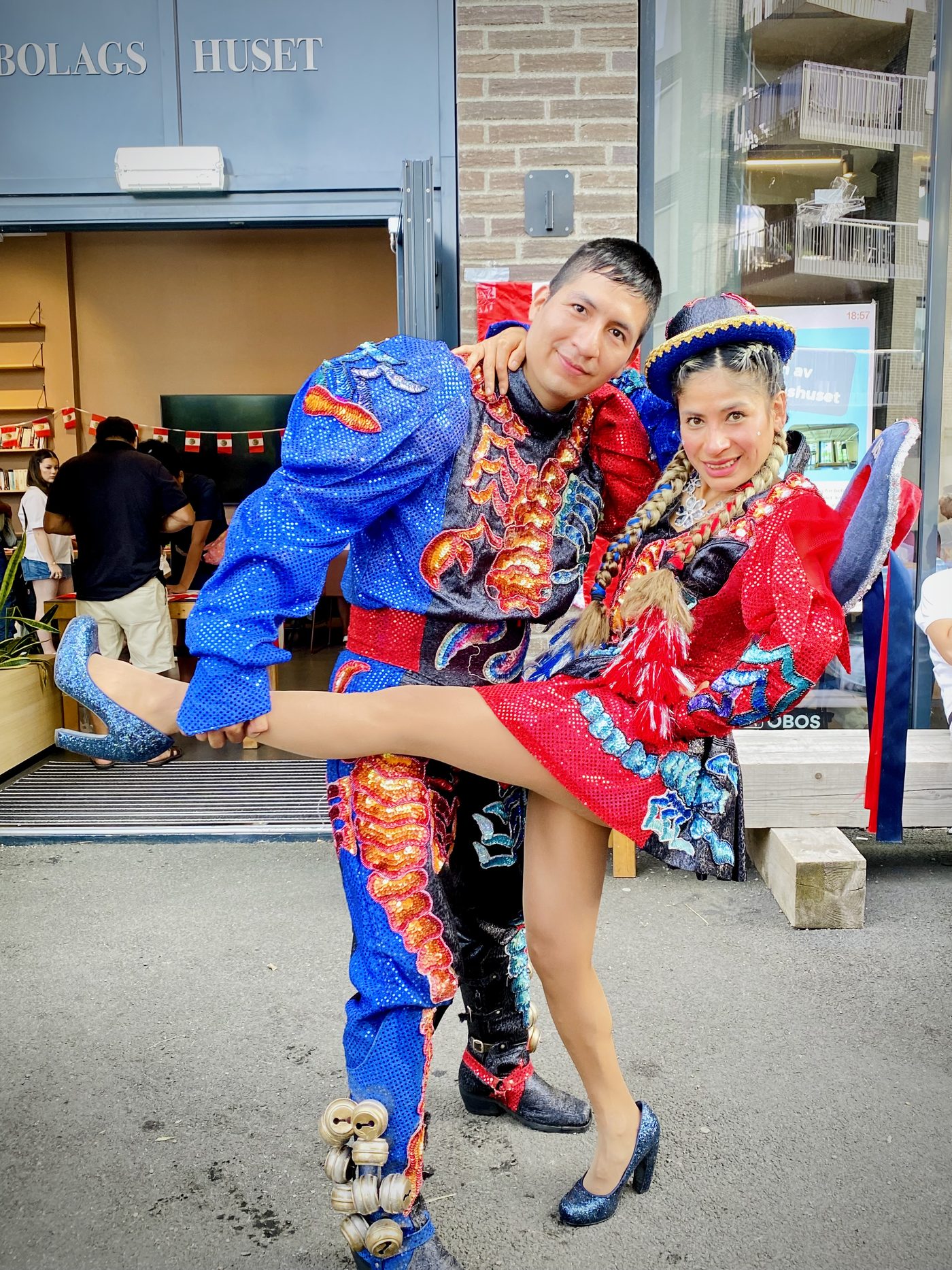 Caporales-dansere i tradisjonelle drakter under Fiestas Patrias