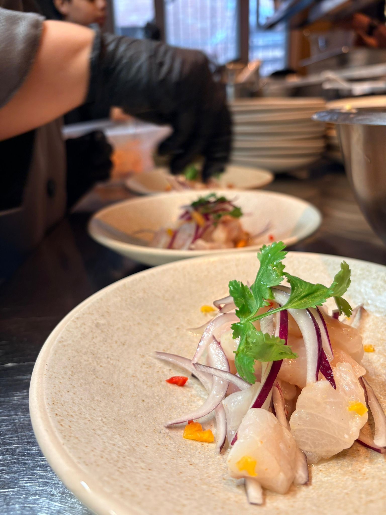 Fersk ceviche med rødløk og koriander, tilberedt på kjøkkenet hos Con AJÍ